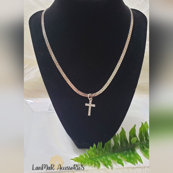 🤍NW Crystal CrosS Chain Necklace 🤍 - Picture 3 of 6